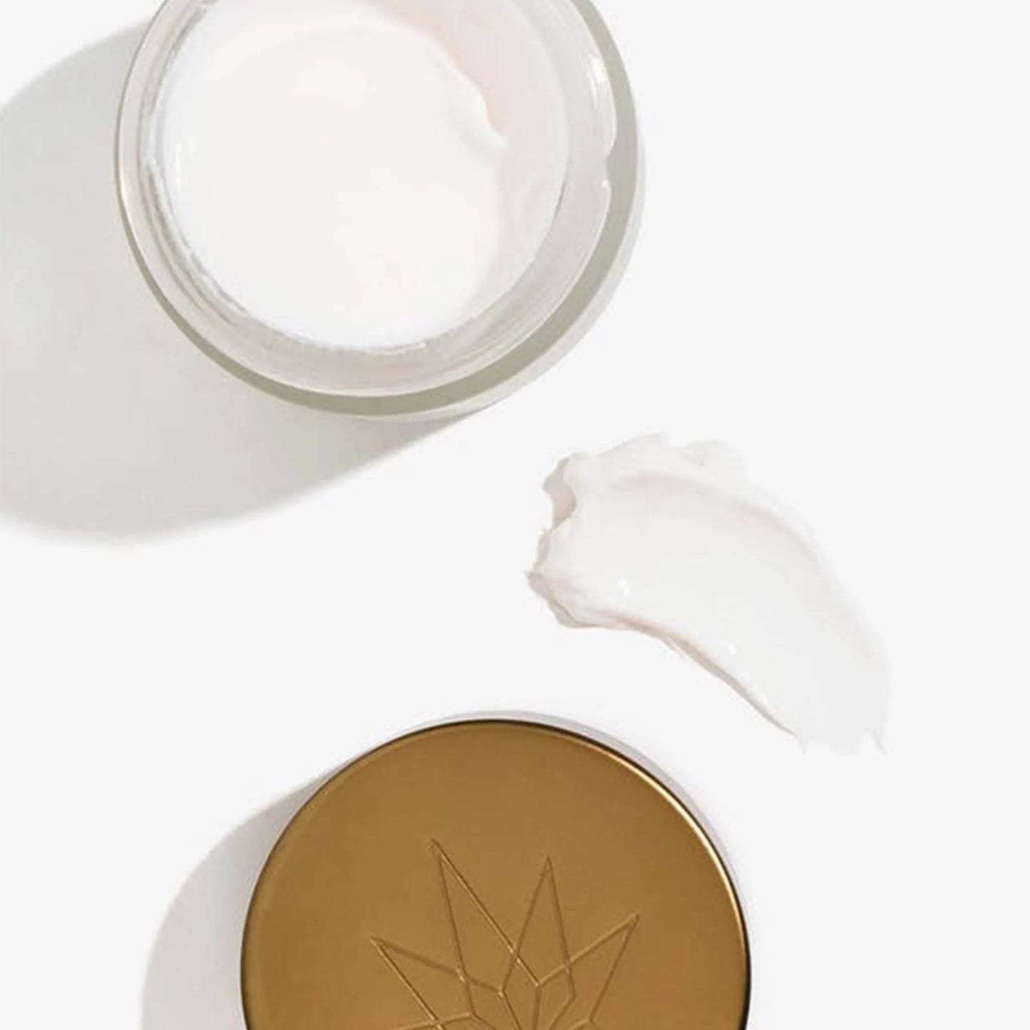 o creme foi espalhado numa mesa e ao lado dele está o produto