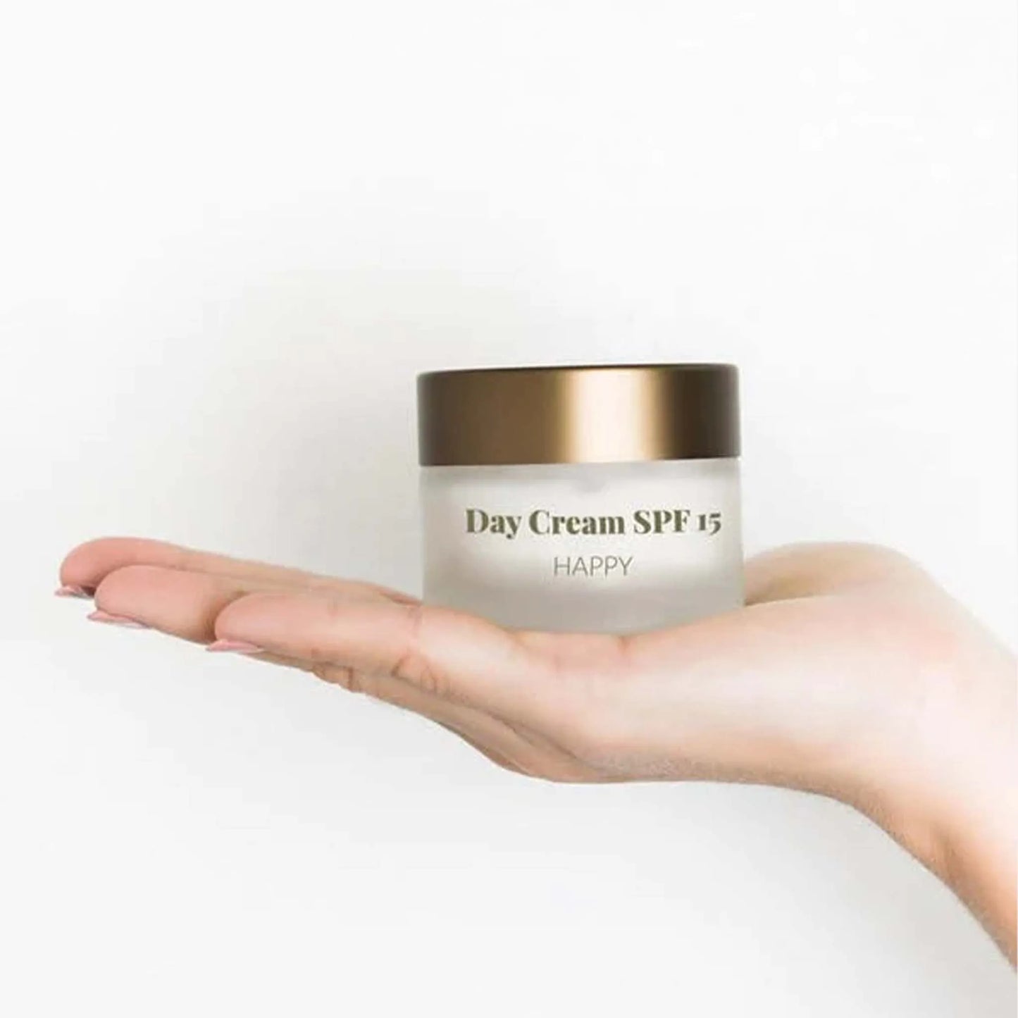 o creme CBD fica numa mão