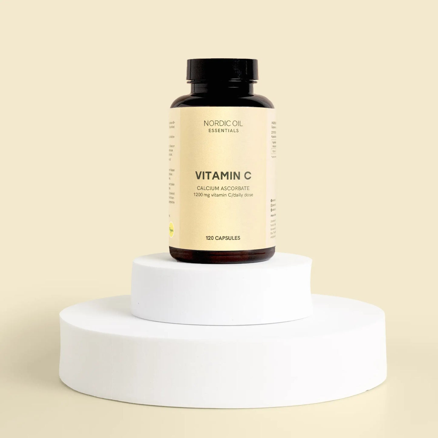 uma embalagem de cápsulas de vitamina C num pedestal