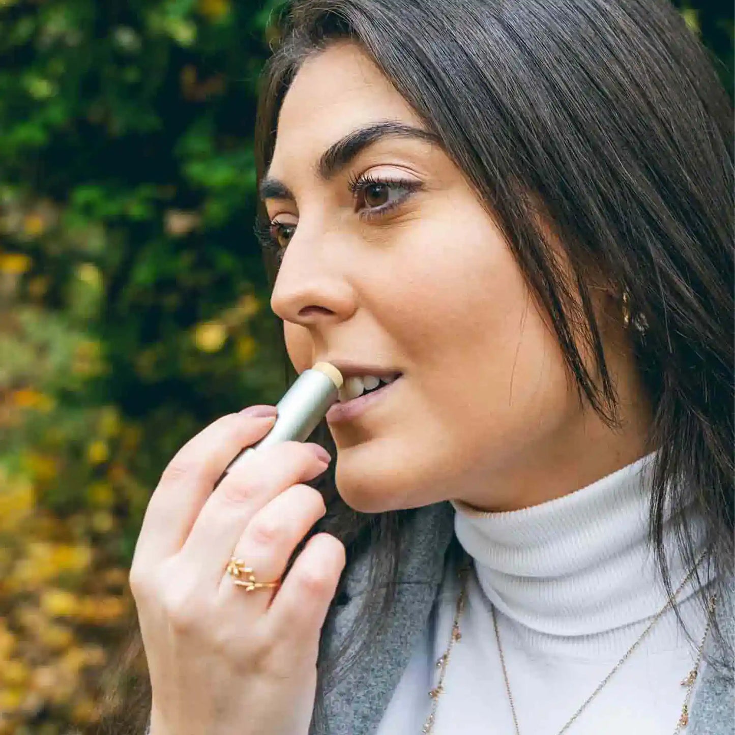 Cliente utiliza bálsamo labial CBD