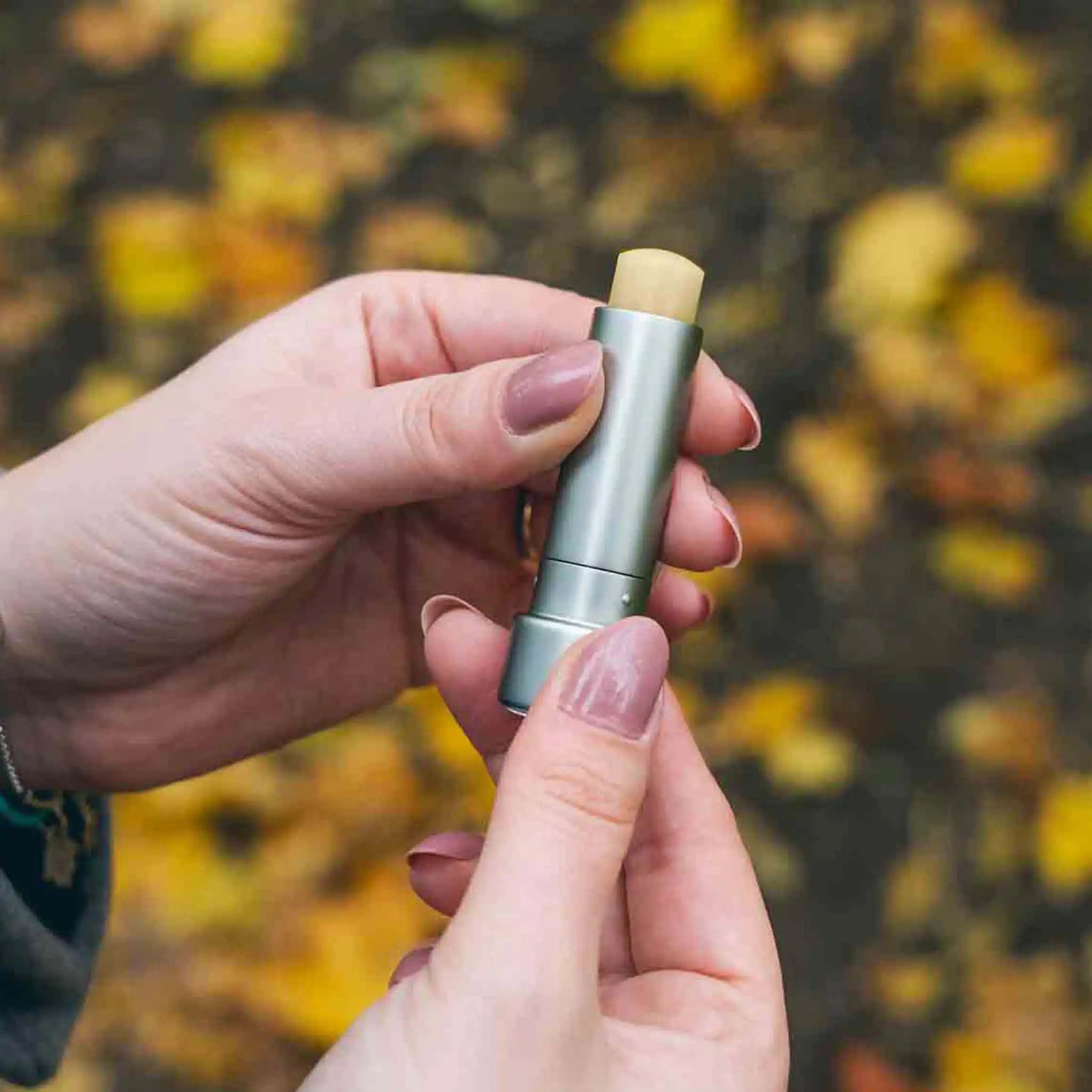 Cliente abre bálsamo labial CBD