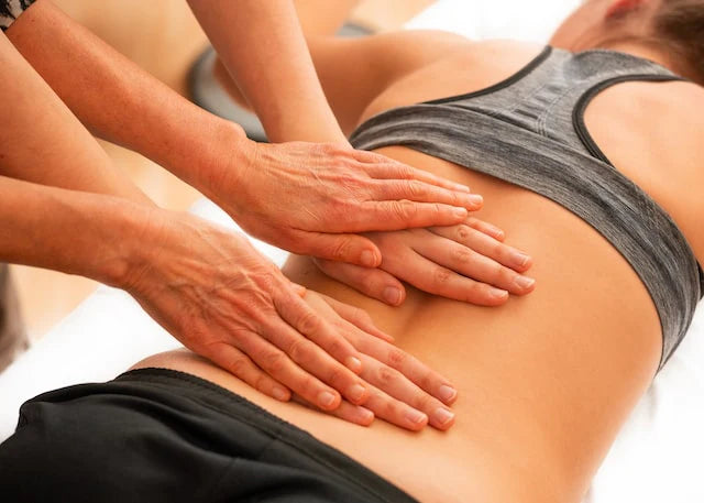 Uma mulher recebe uma massagem nas costas para ajudar com suas dores nas costas.