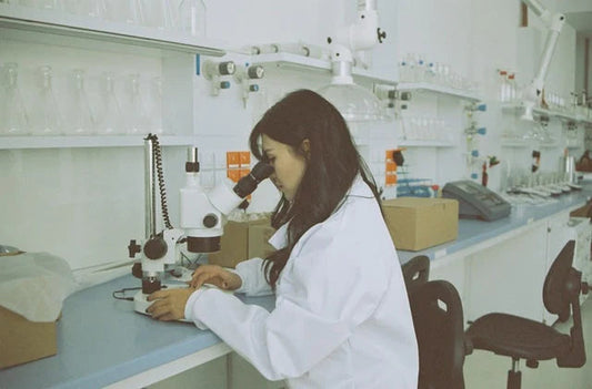 Um cientista num laboratório