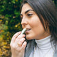 Cliente utiliza bálsamo labial CBD