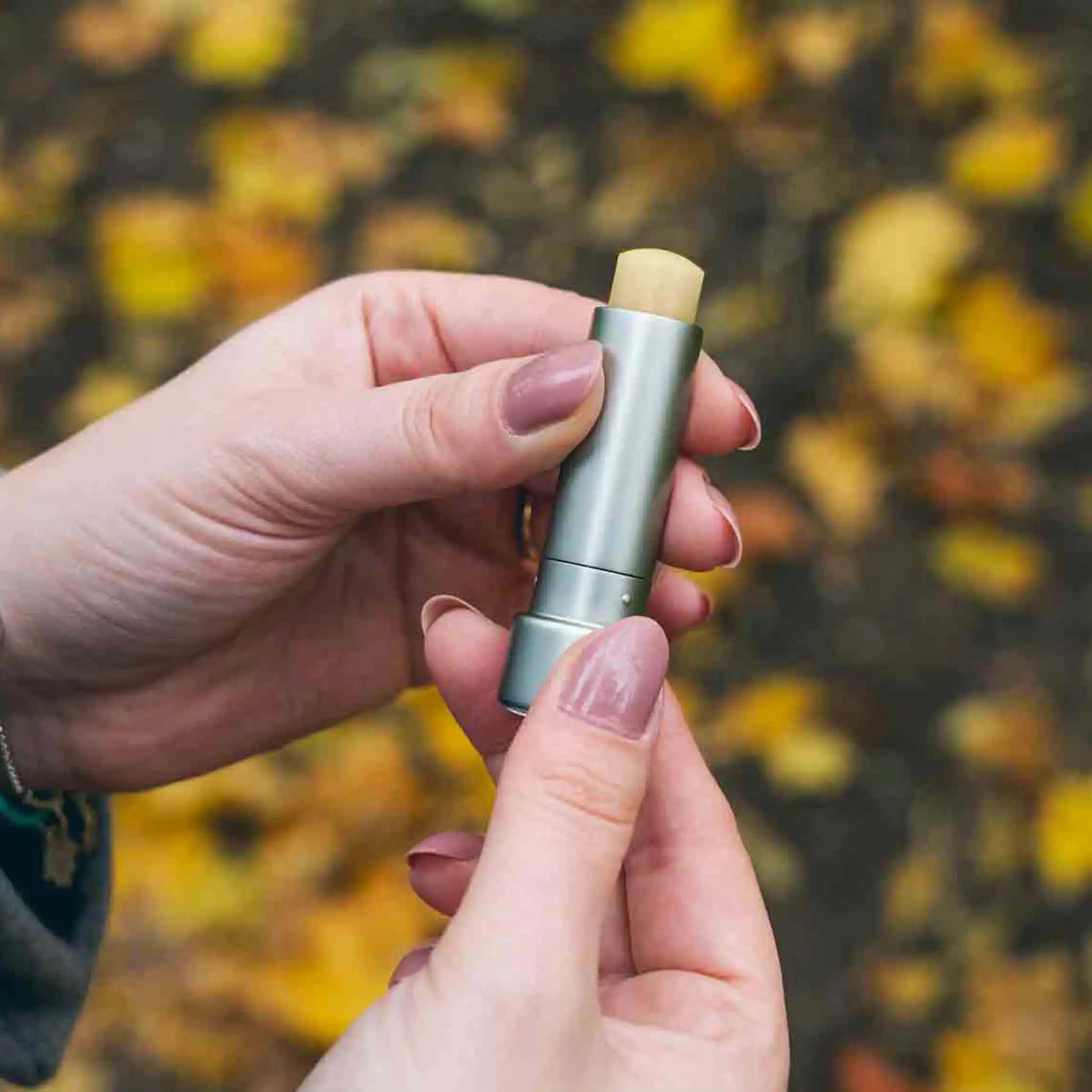 Cliente abre bálsamo labial CBD
