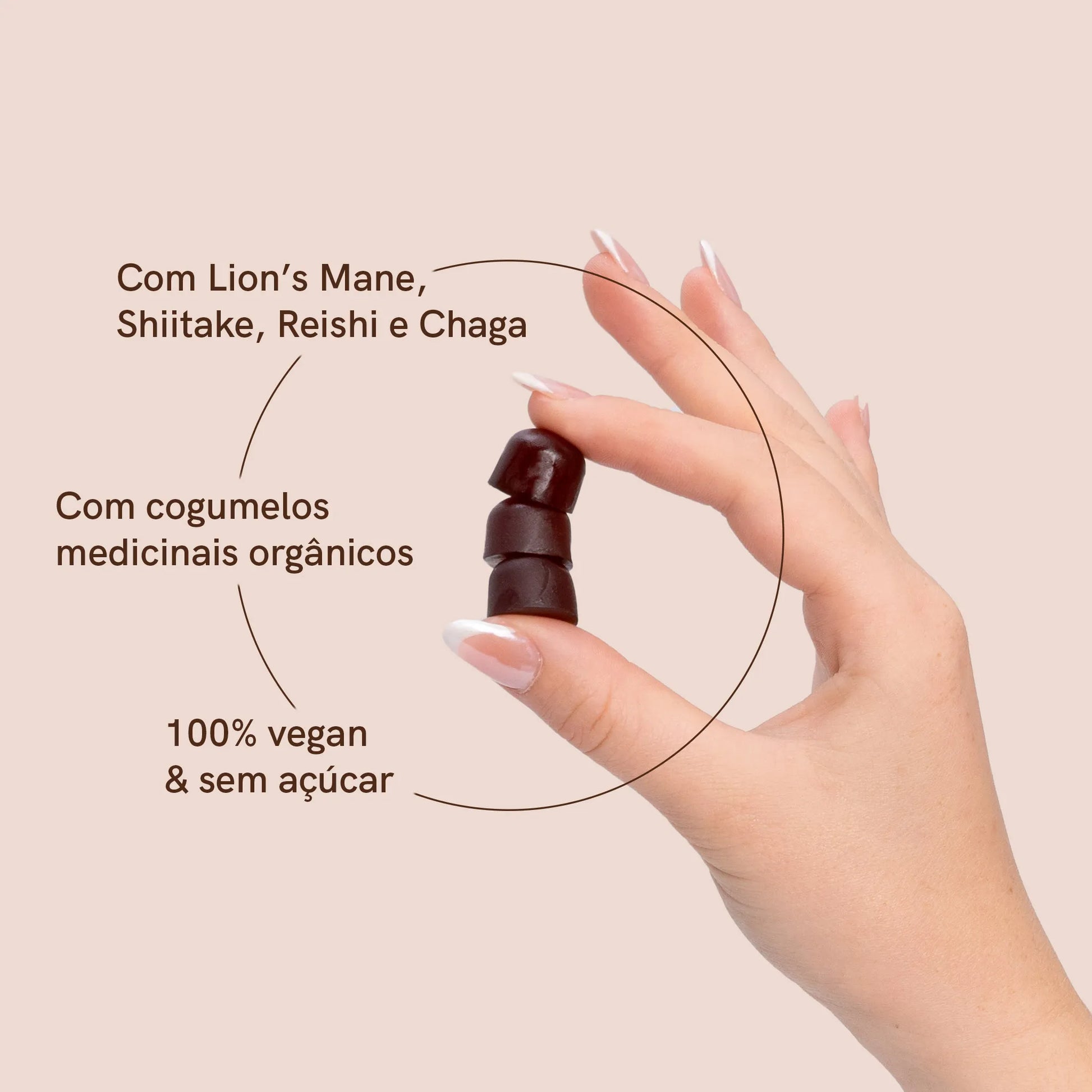 A mulher segura em três gomas de cogumelos e, ao lado, tem informações sobre o produto:
Com Lion's Mane Pliz, Shiitake, Reishi e Chaga
Com cogumelos medicinais biológicos
100% vegan e sem açúcar