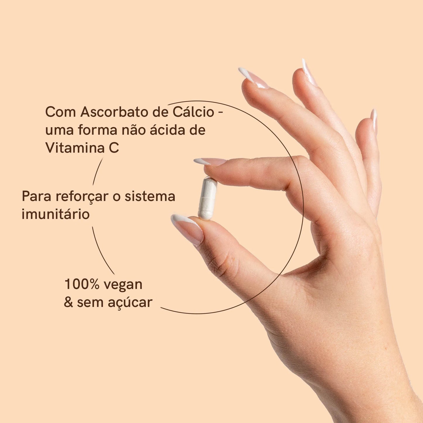 uma mão segura uma cápsula de vitamina c com a descrição