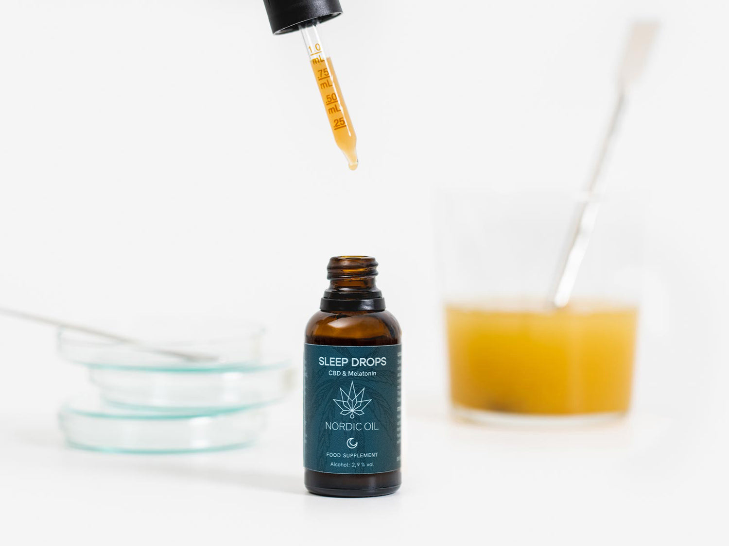 Uma garrafa de Gotas para dormir com CBD & Melatonina é testada em laboratório.